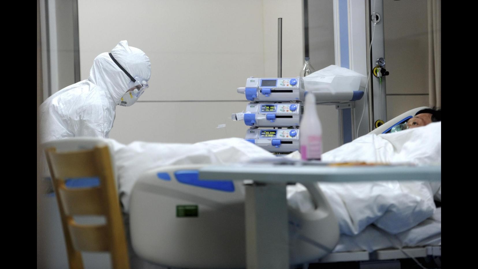 Ebola, primo inglese contagiato rimpatriato per essere curato