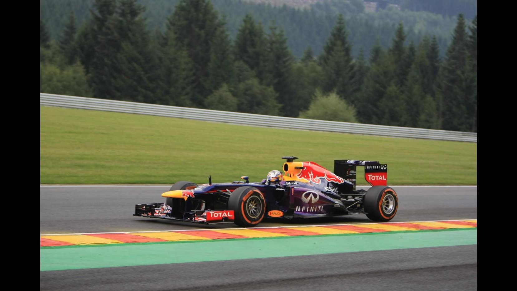 F1, Gp Belgio: Red Bull dominano seconde libere, Massa 4°. Alonso solo 7° dopo primato al mattino