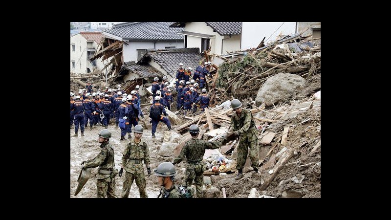 Giappone, saliti a 52 i morti per frana Hiroshima: Abe visita zona