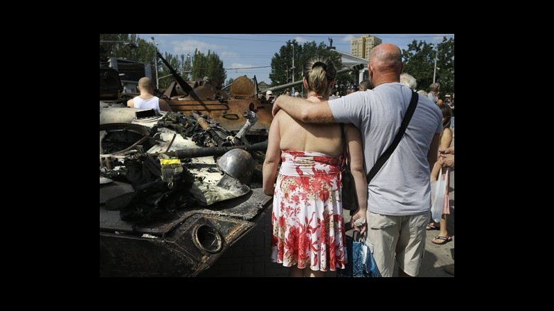 Ucraina, a Donetsk esposti in piazza veicoli esercito Kiev distrutti