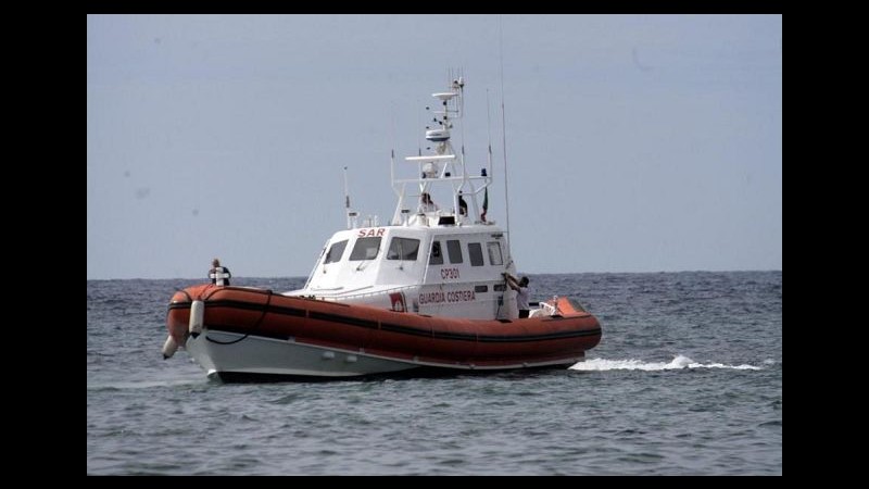 Crotone, la capitaneria salva tre persone su un natante da diporto