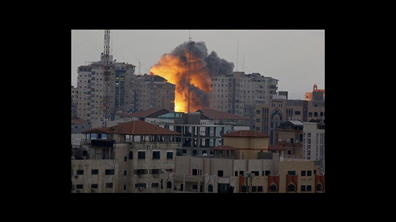 Medioriente, raso al suolo edificio di 7 piani per raid israeliani