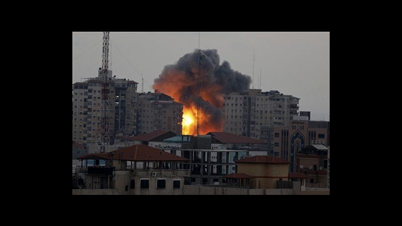 Medioriente, a Gaza crolla edificio di 12 piani sotto raid israeliani: 22 feriti