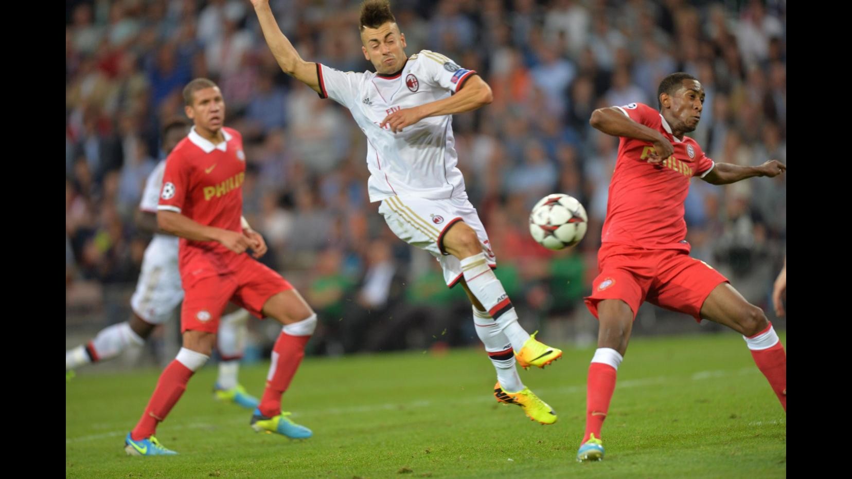Il Milan vede i gironi di Champions, 1-1 in casa del Psv nell’andata dei play off. Ad El Shaarawy replica Matavz