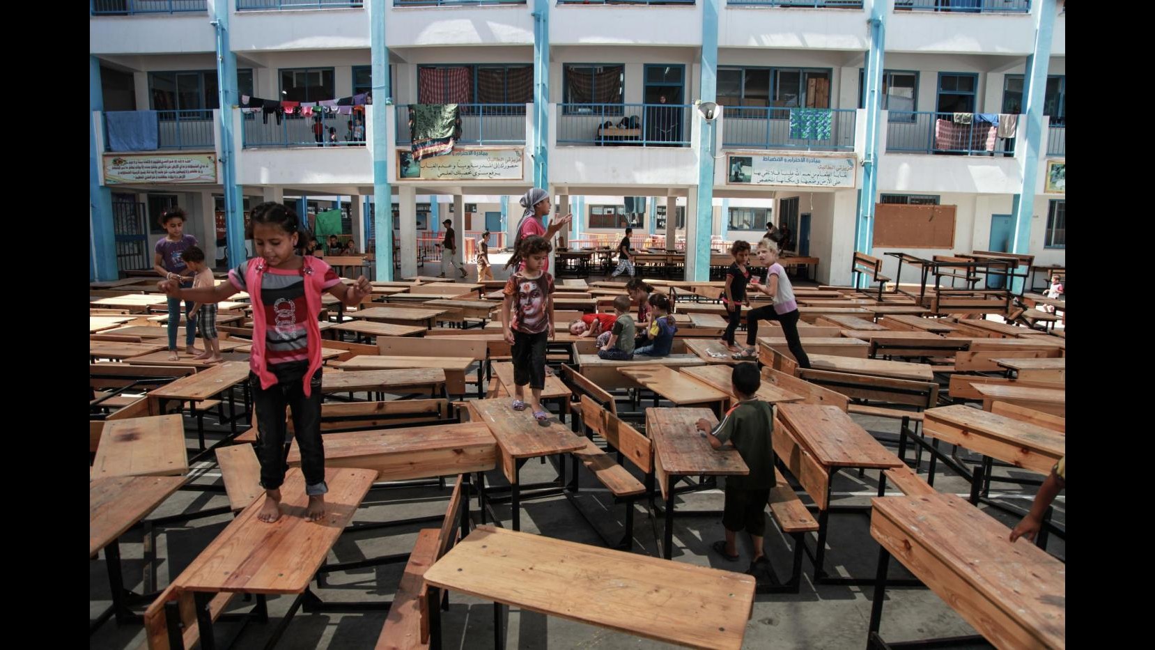 Gaza, i bambini tornano a scuola: in classe i nomi dei compagni morti FOTO