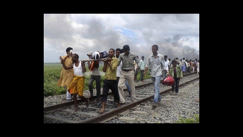 India, treno investe pellegrini indù: 37 morti, pestato il conducente