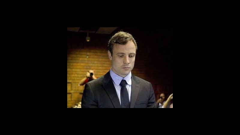 Pistorius incriminato per omicidio fidanzata: processo al via il 3 marzo. Lacrime in aula
