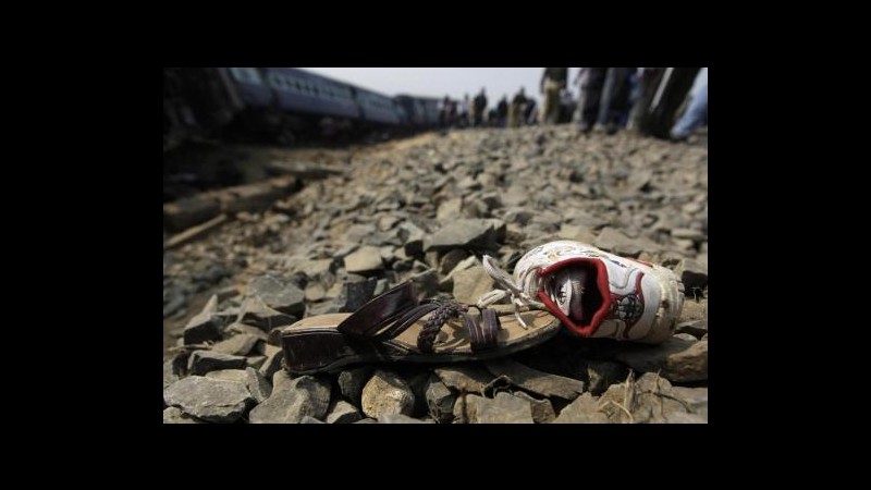 India, treno in corsa uccide 35 pellegrini, picchiato a morte il conducente