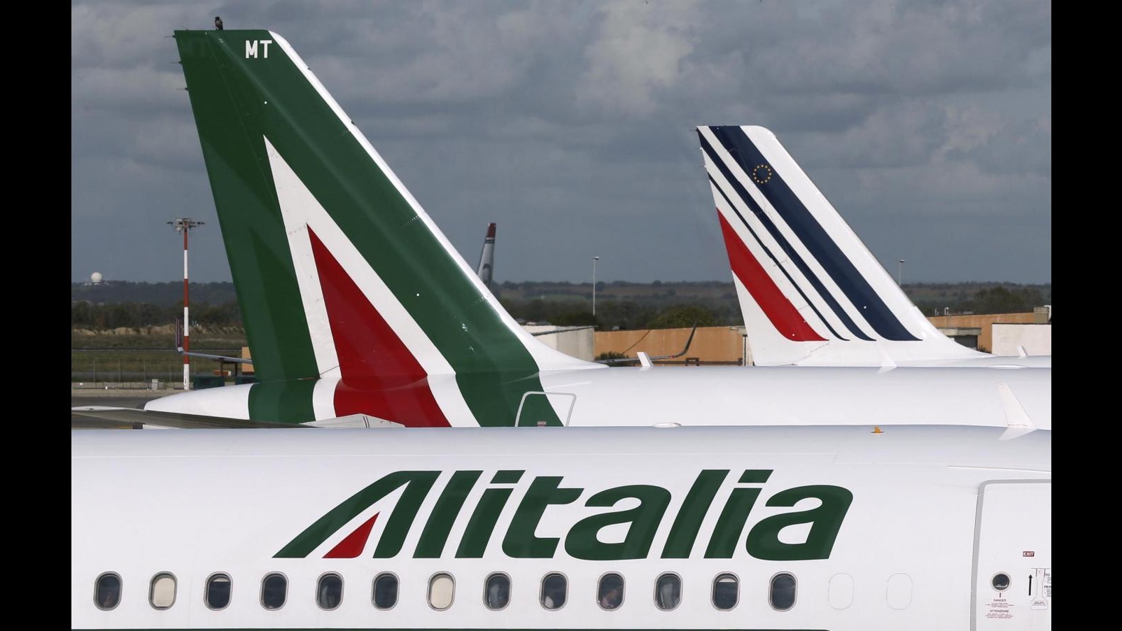 Cagliari, volo Alitalia atterra a Elmas con 5 ore di ritardo: proteste