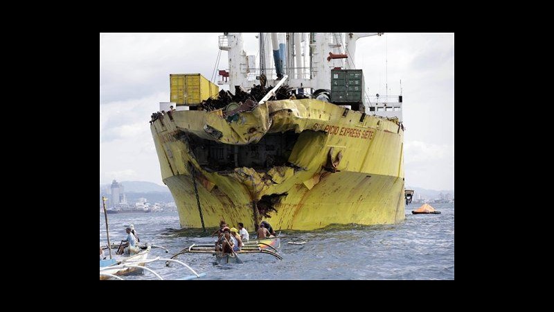 Filippine, traghetto si scontra con nave cargo: 31 morti, oltre cento dispersi