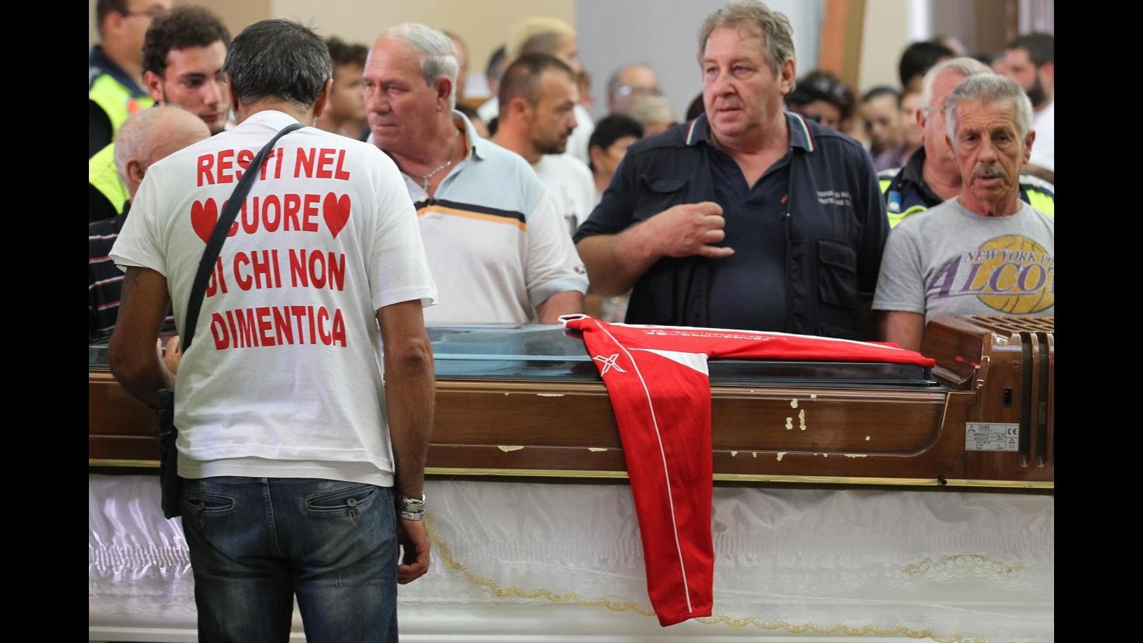 Napoli, funerali Bifolco: circa 2mila persone piangono 17enne ucciso