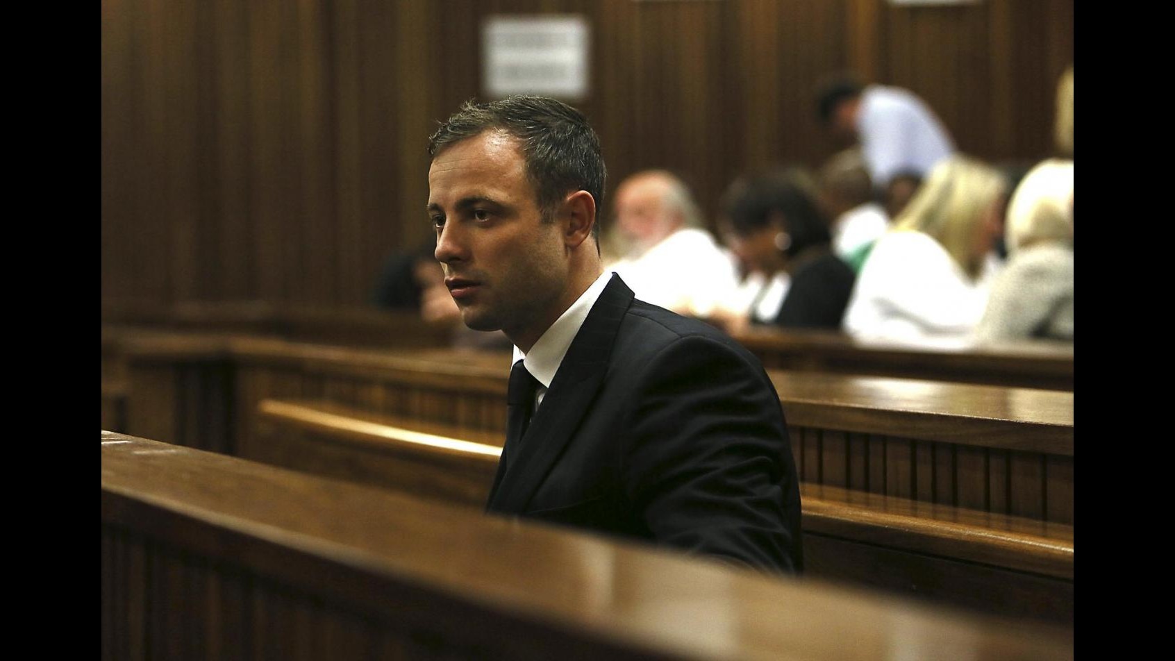 Pistorius, fu omicidio colposo. Lui impassibile durante il verdetto