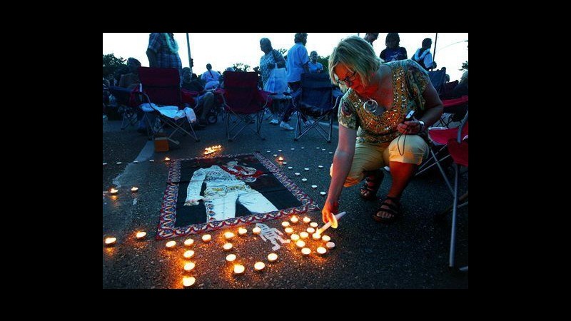 Migliaia di fan alla veglia a Memphis per 36 anni dalla morte di Elvis