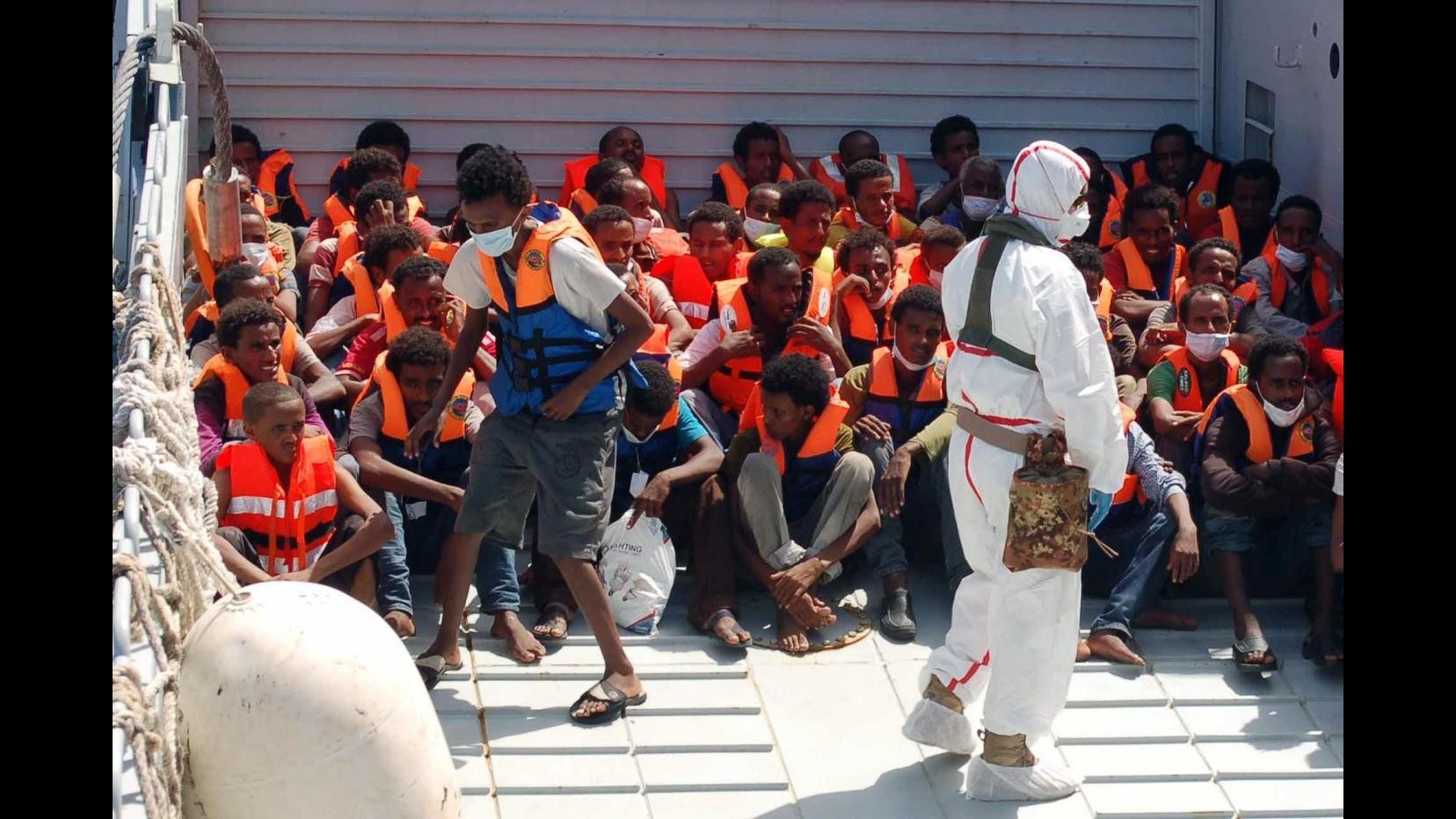 Sbarchi, attracca a Taranto la nave San Giusto: a bordo 1.722 migranti