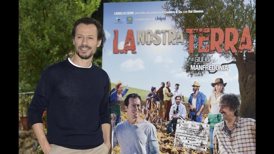 Cinema, Accorsi e Rubini in posa sotto la pioggia per ‘La nostra terra’