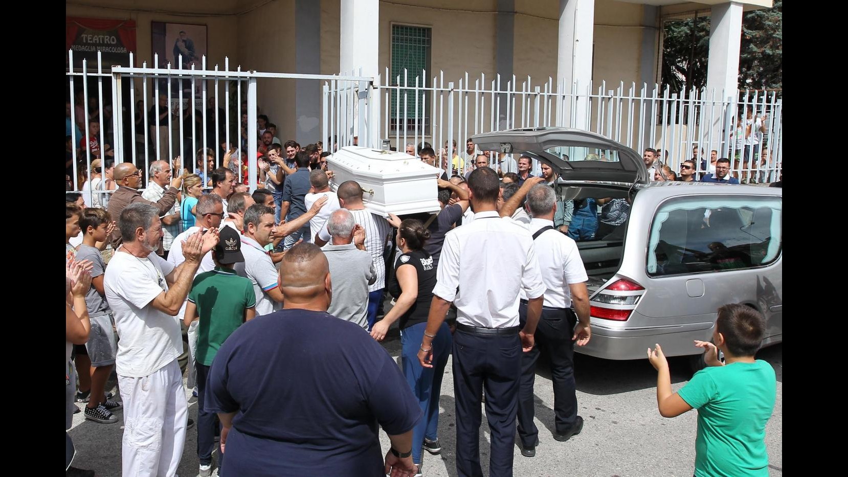 Napoli, domani alle 10 funerali 17enne ucciso da carabiniere