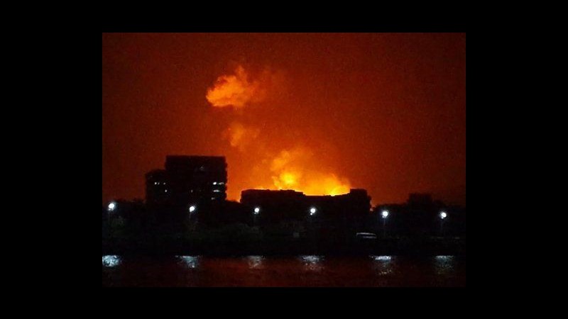 India, esplosioni in sottomarino a Mumbai, si teme morte 18 marinai