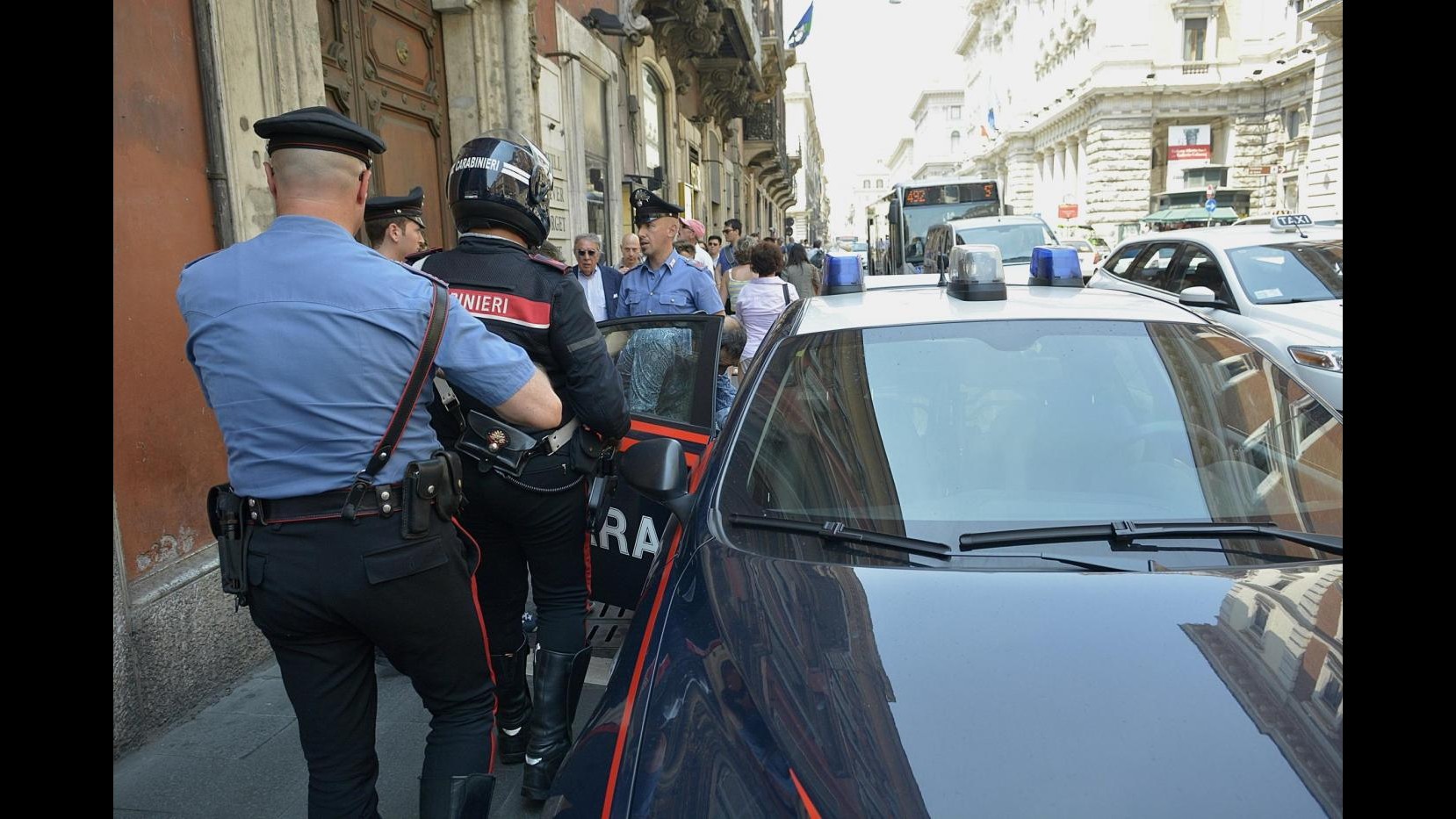 Brindisi, si fingono dipendenti Asl e rapinano un anziano