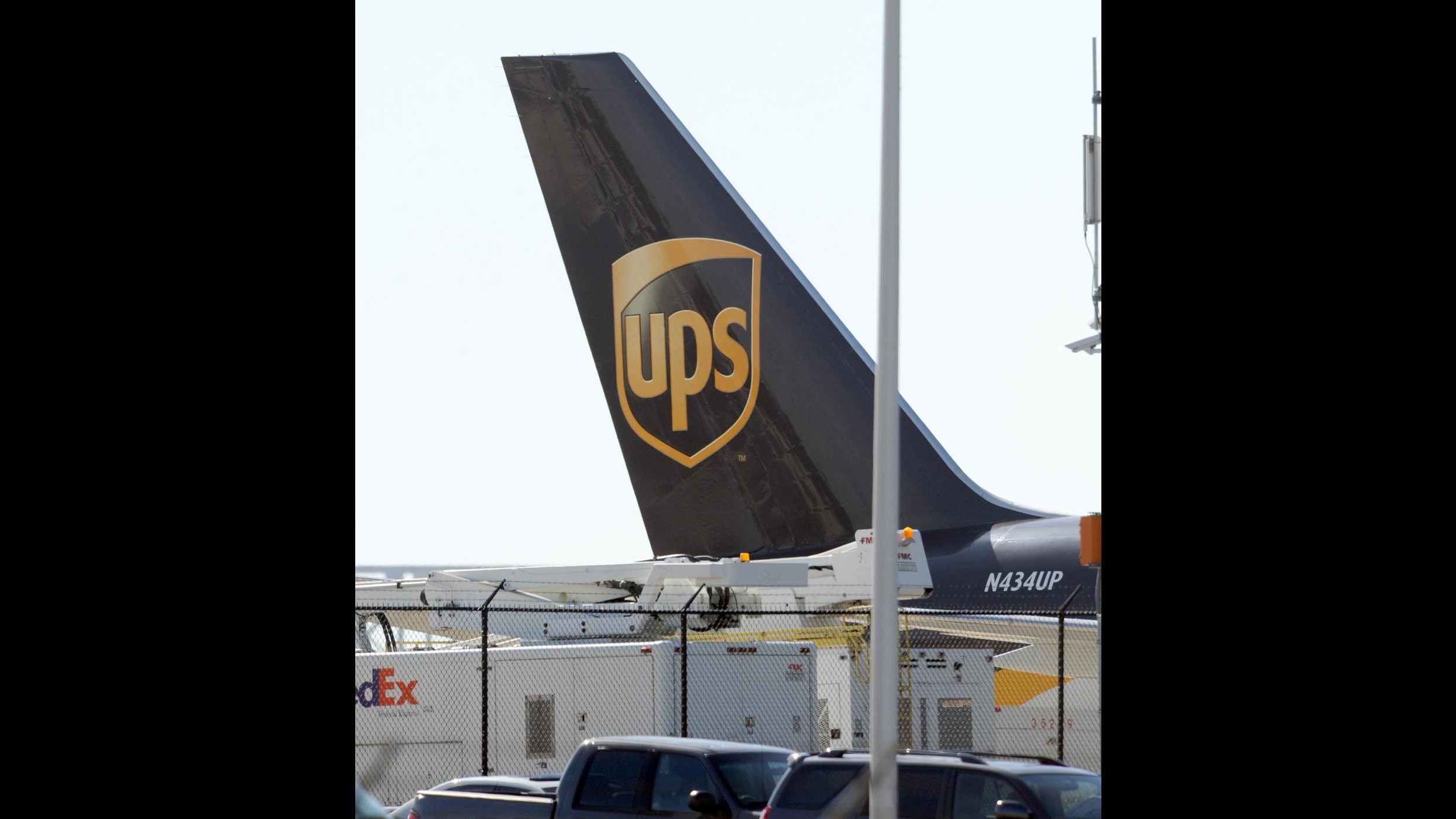 Usa, aereo cargo della ditta spedizioni Ups si schianta in atterraggio