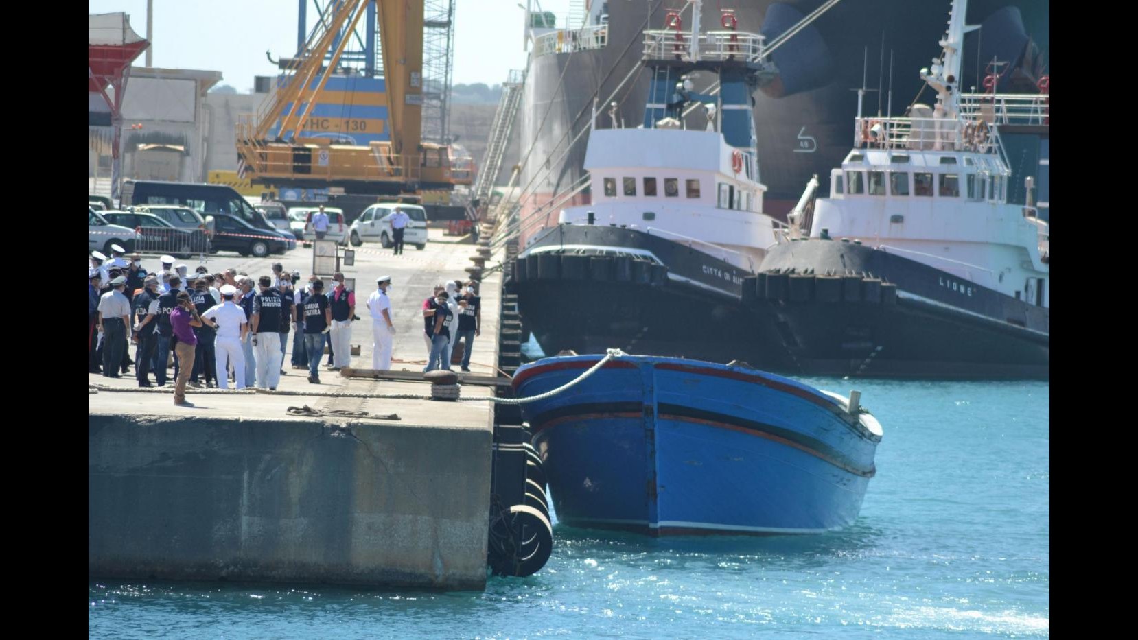 Arrivata a Messina nave marina militare con 462 migranti soccorsi