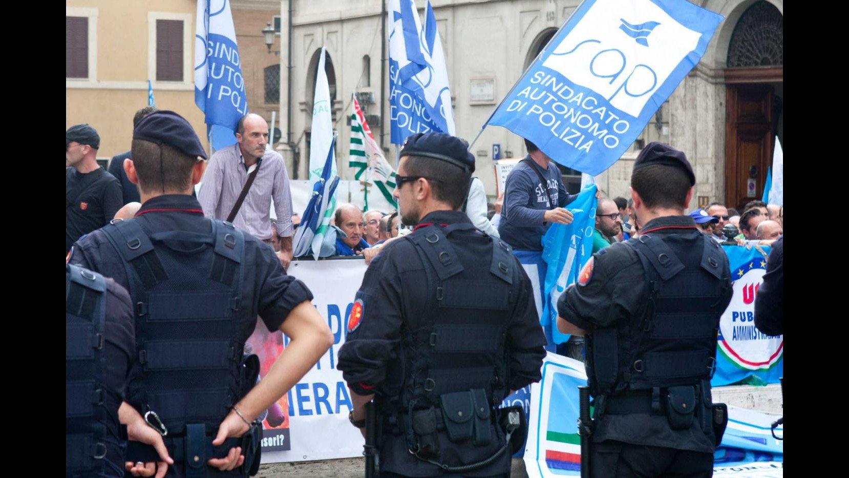 Sindacati polizia: Renzi firmi nostra petizione per accorpare corpi
