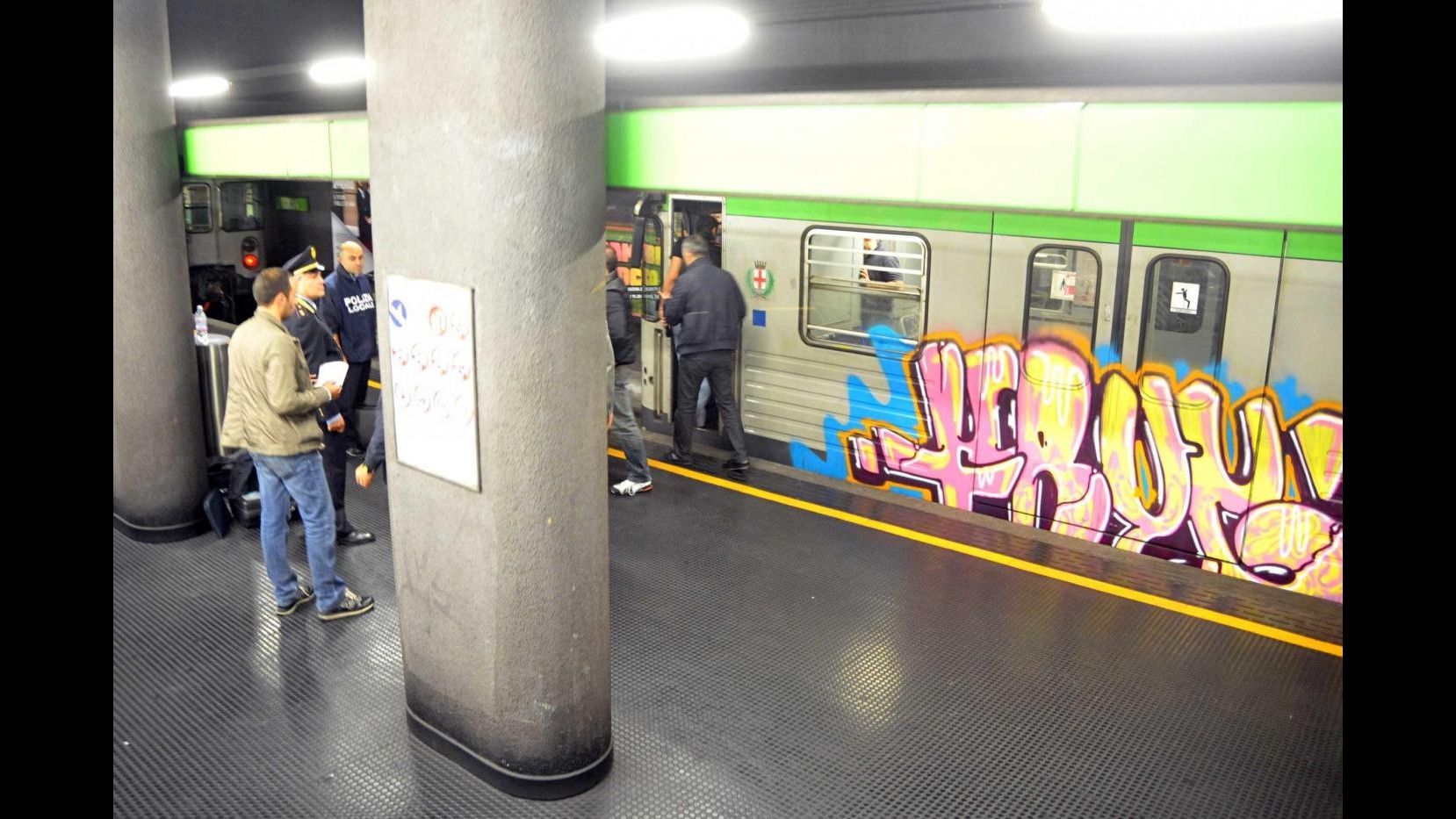Milano, in metro cercano di rapinare passeggera: arrestati