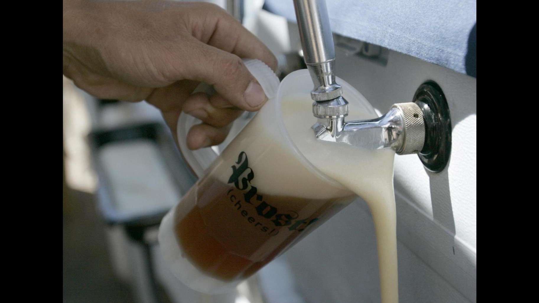 Genova, 19enne picchiato e derubato all’Oktoberfest