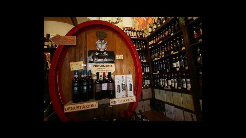 Siena, la truffa del Brunello di Montalcino: sequestrati 165mila litri di falso Docg