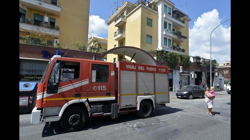 Milano, rogo in viale Certosa: un morto e tre intossicati