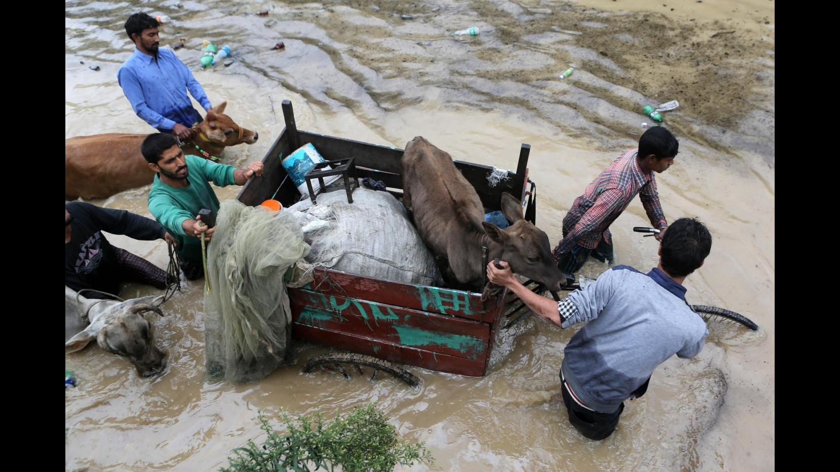 Kashmir, alluvioni: città Sringar sommersa, salgono a 120 i morti
