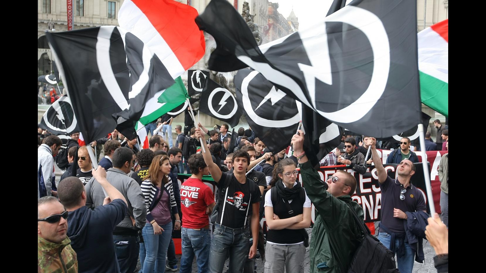 Lecce, gli anarchici sfilano contro Casa Pound: nè danni nè feriti