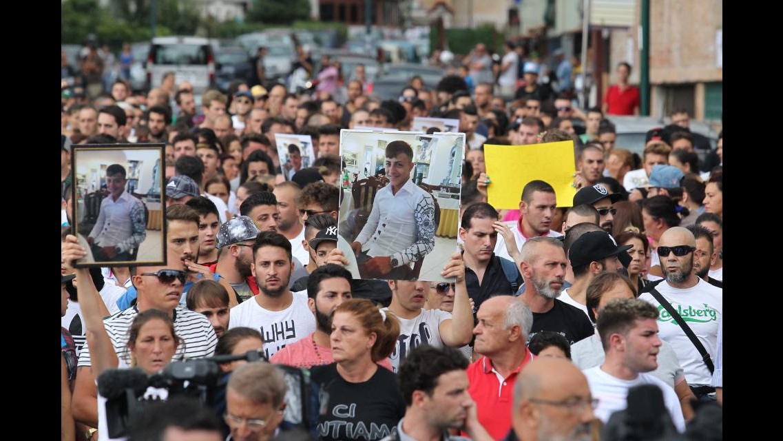 Napoli,  corteo per 17enne ucciso: Giustizia, non vendetta. Tensione con agenti