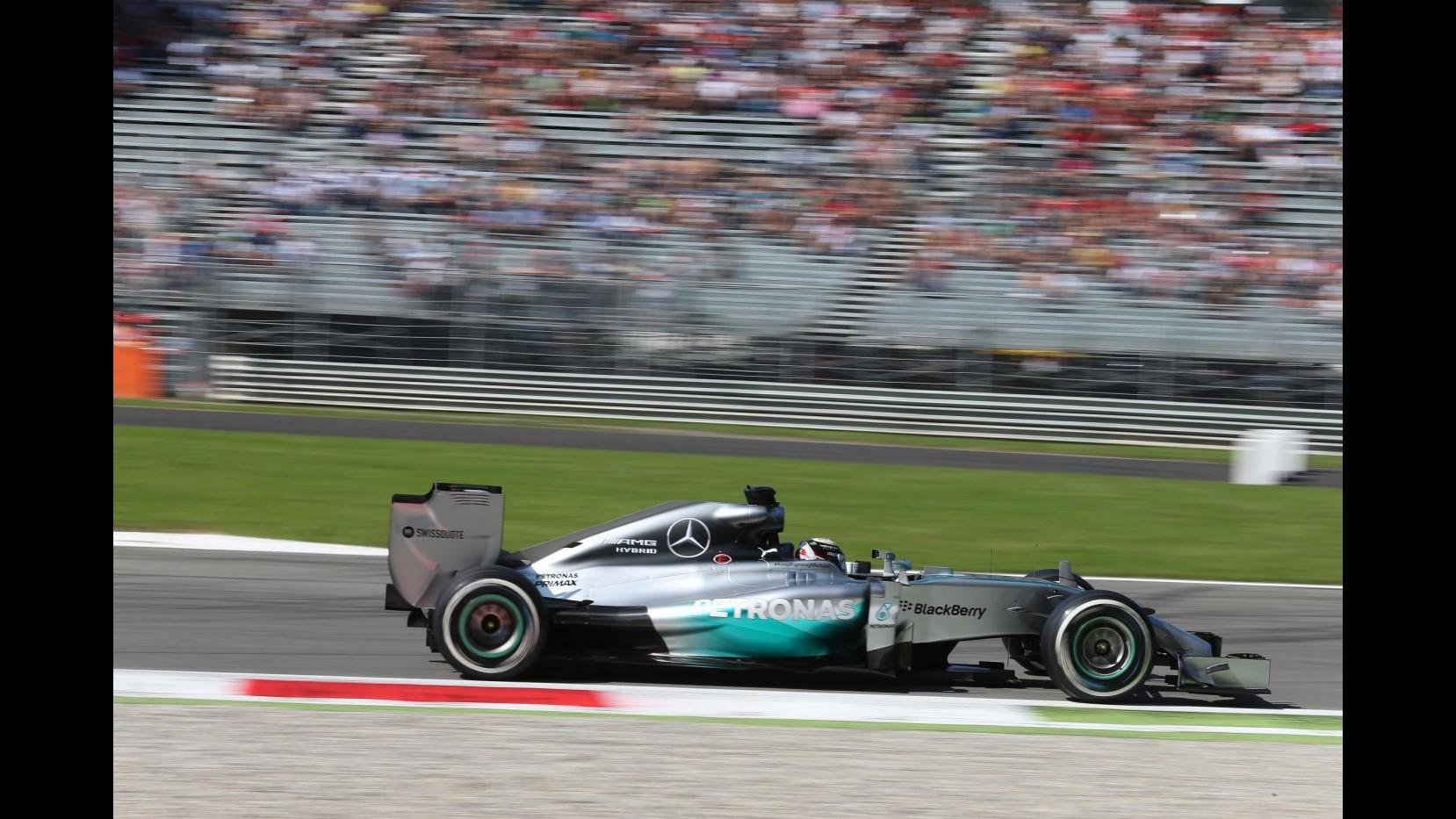 F1, Hamilton: Emozionato per gara di domani, pole mi rende fiero