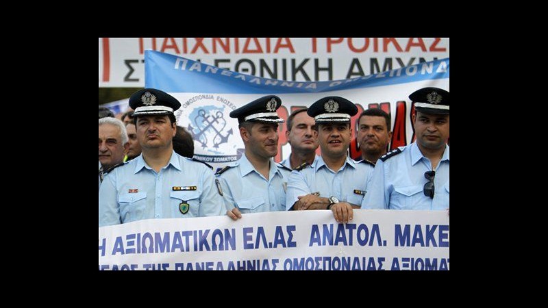 Grecia, protesta contro austerità di poliziotti e pompieri a Salonicco