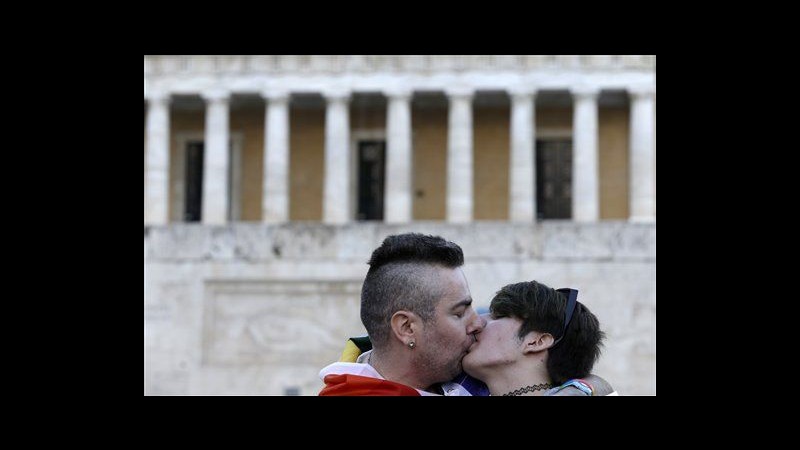 Nozze gay, unioni civili escluse da legge in Grecia: proteste ad Atene