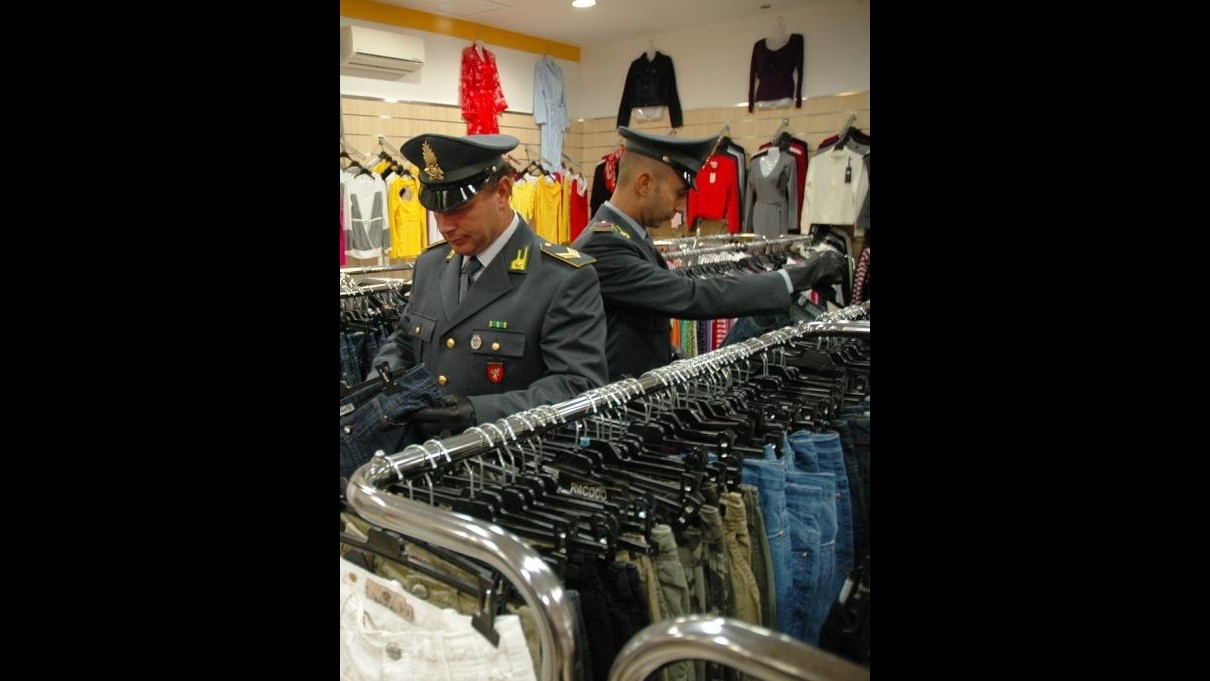 Crotone, la finanza sequestra 2210 prodotti contraffatti