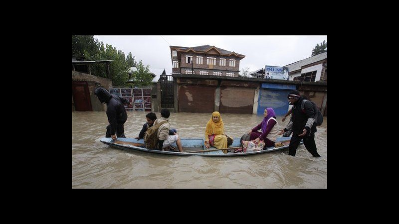 Kashmir, autobus travolto da fiume in piena: 70 dispersi