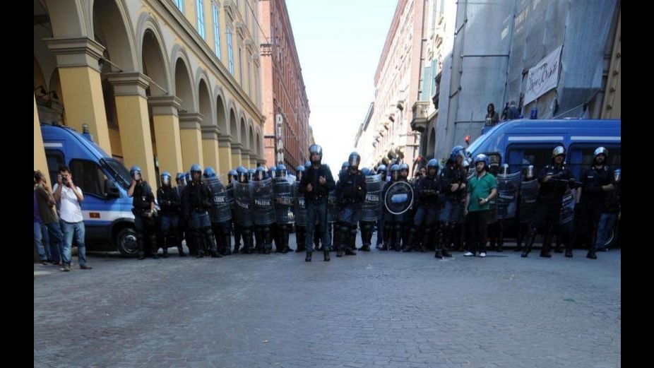 Bologna, collettivo Cua occupa uno stabile in centro