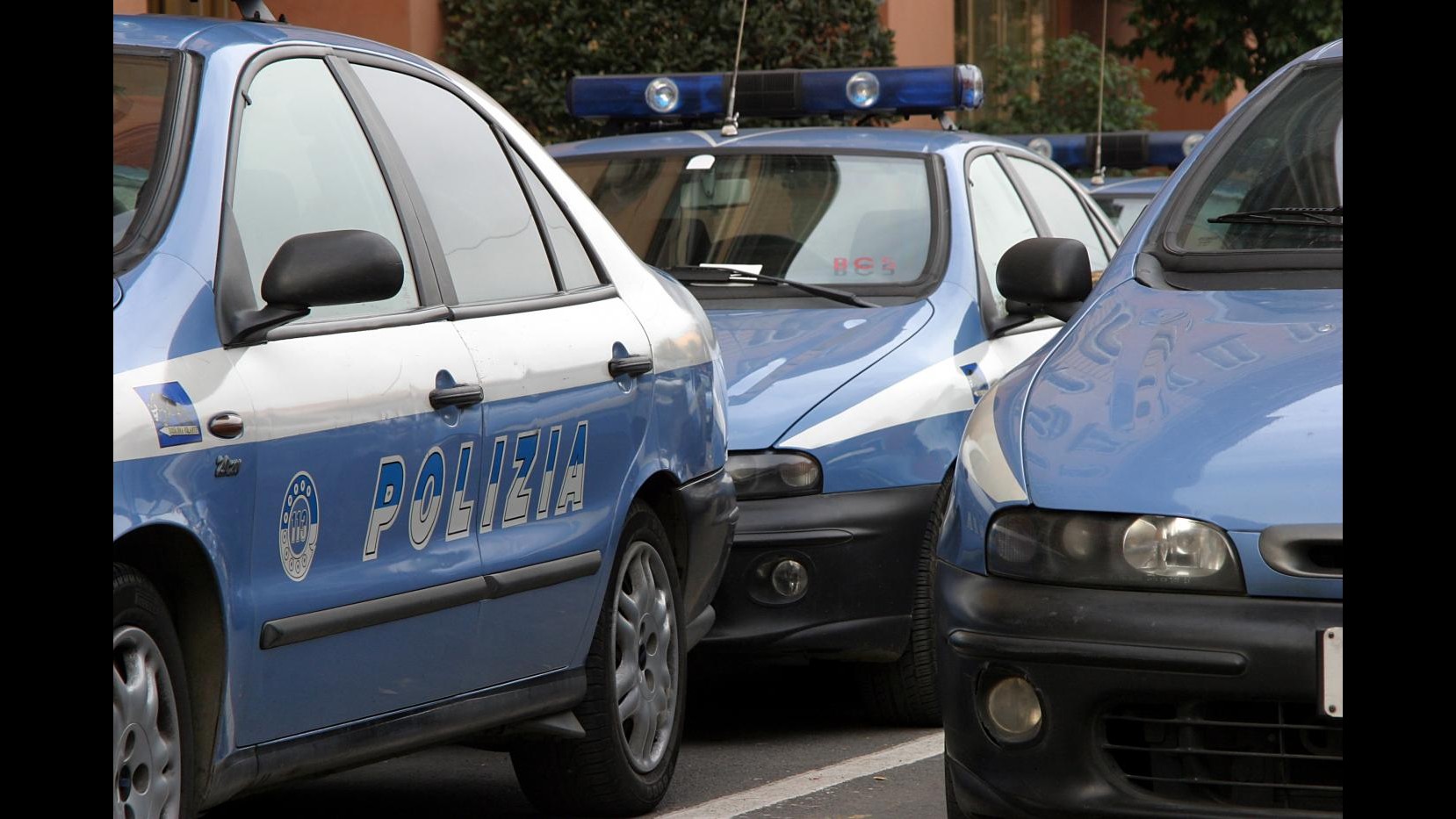 Napoli, spari su auto veterinario per ammorbidire controlli: 3 arresti
