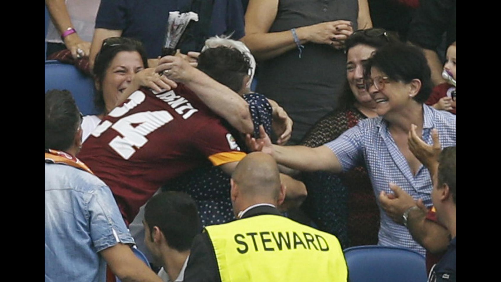 Roma, anche Conte applaude Florenzi: Bello abbraccio a nonna, spero bis in Nazionale