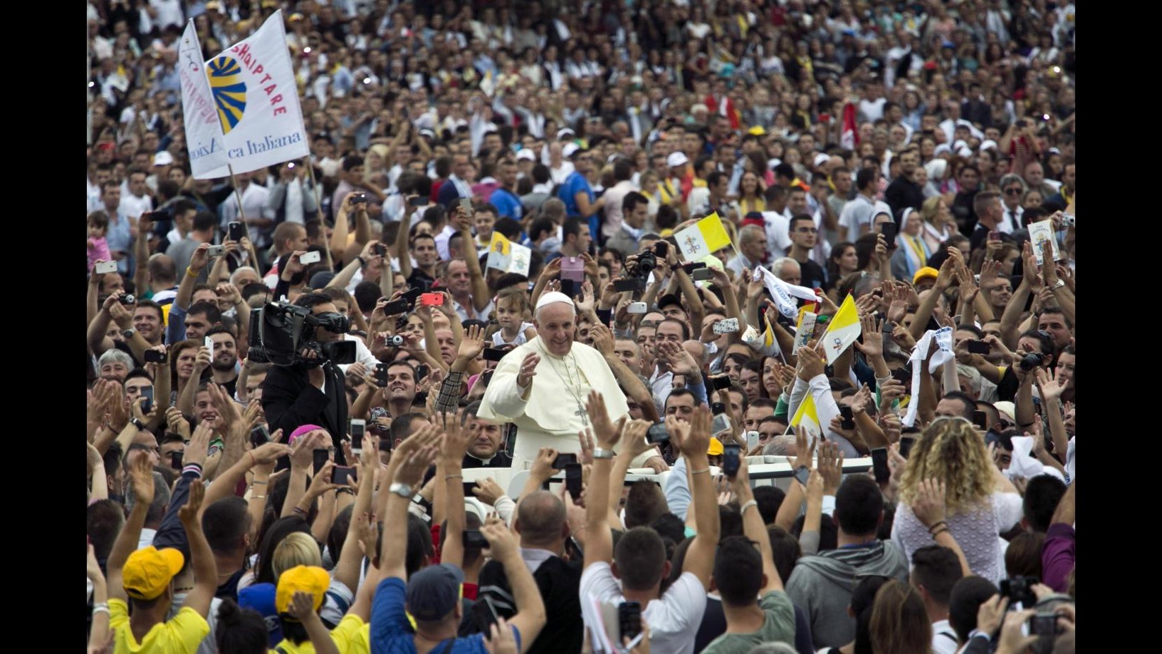 Vaticano, Papa in Albania: quasi 300mila persone in piazza