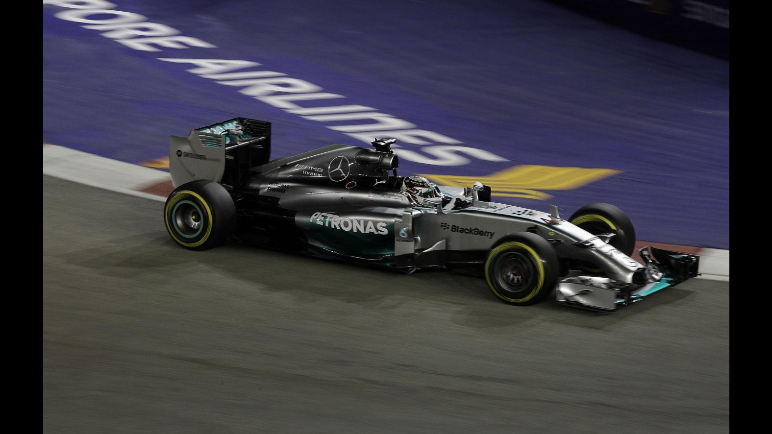F1, svolta Mondiale a Singapore: Hamilton vince ed è nuovo leader. Alonso ai piedi del podio