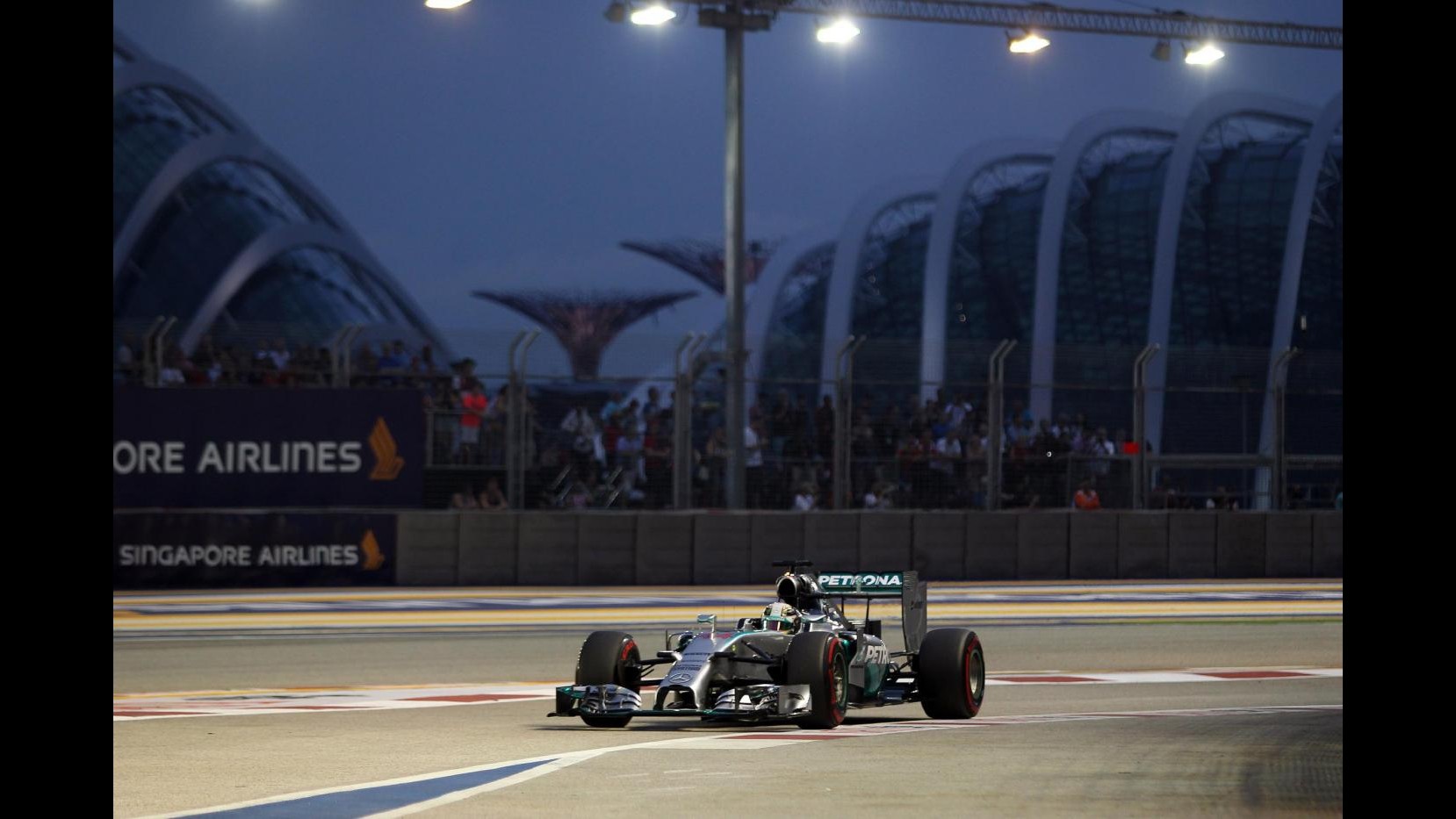 F1, Gp Singapore: Hamilton si prende la pole davanti a Rosberg, 5° Alonso