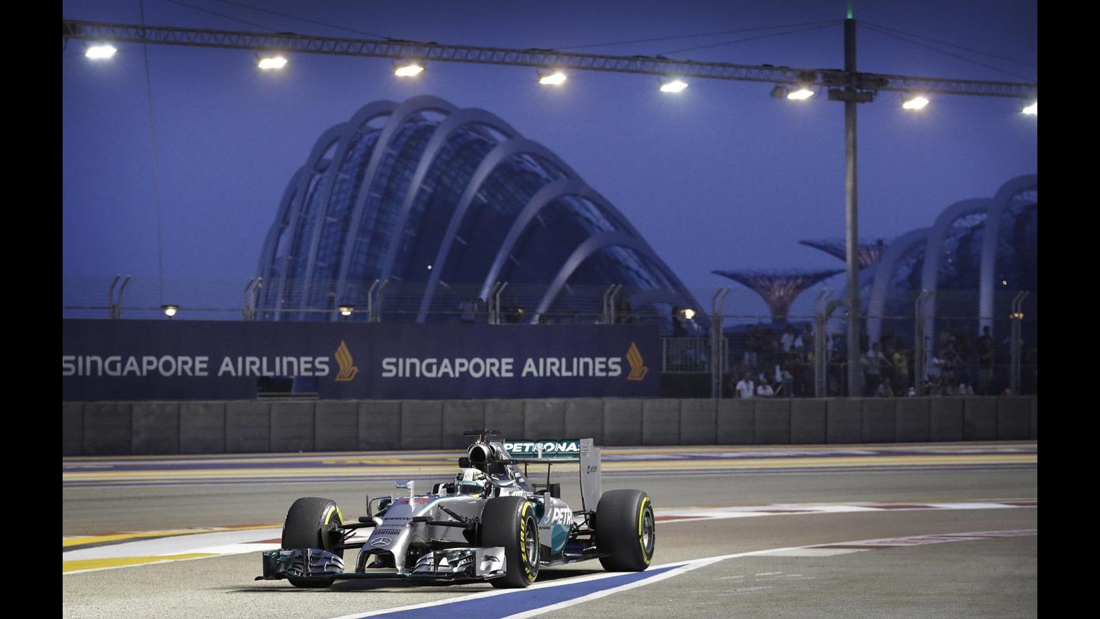 F1, Gp Singapore: Hamilton al comando in seconde libere davanti ad Alonso, 4° Raikkonen