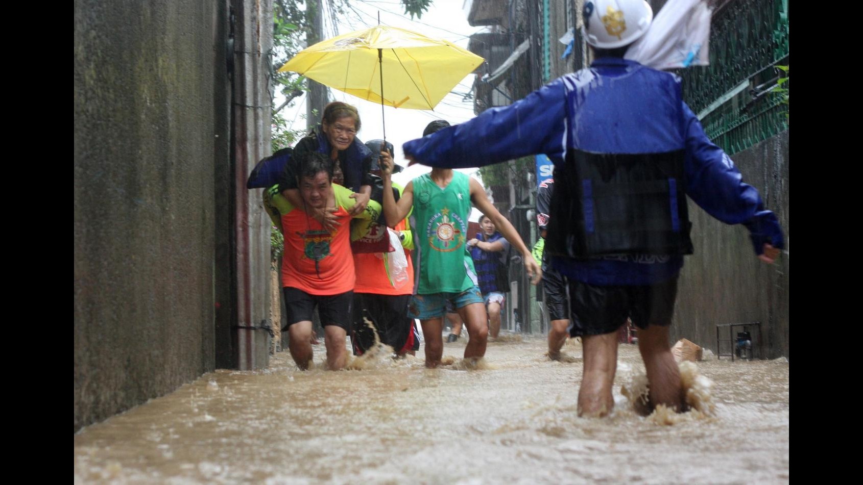 Maltempo, allagamenti e piogge in Filippine: scuole chiuse a Manila