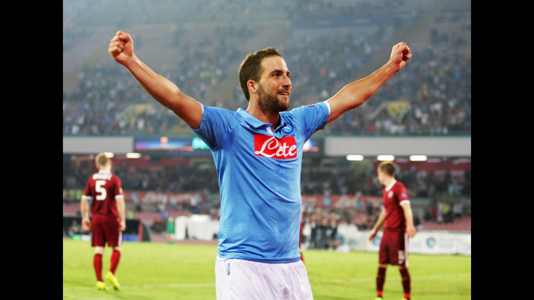 Europa League, riscatto Napoli: Higuain e Mertens travolgono Sparta, contestato De Laurentiis