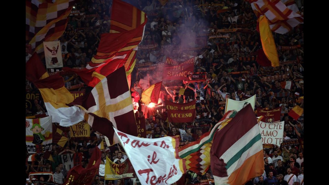 Champions League, Roma-Cska: tifoso russo accoltellato, tafferugli con polizia nel settore ospiti