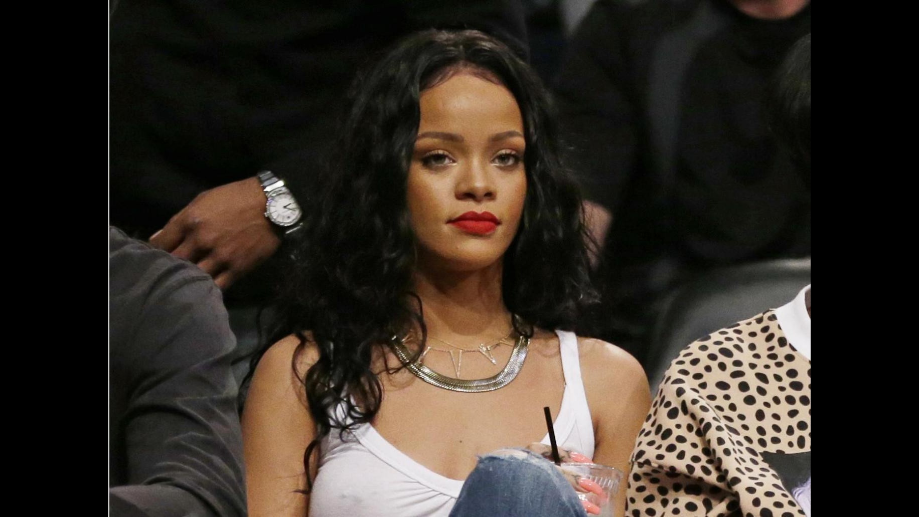 Cbs censura canzone di Rihanna: imbarazza violenza subita in passato