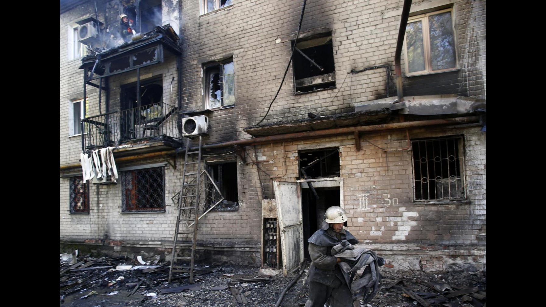 Ucraina, edificio colpito da razzo a Donetsk: almeno un morto