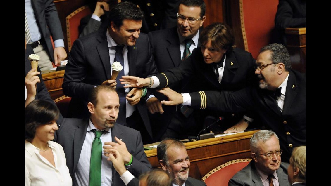 Governo, senatori Lega in aula con il gelato dopo l’informativa di Renzi